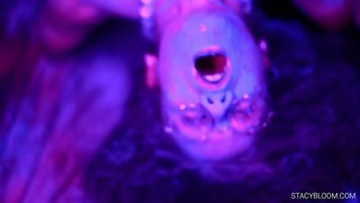 Сәби камерада мастурбация жасап, өзін оргазмға әкеледі.